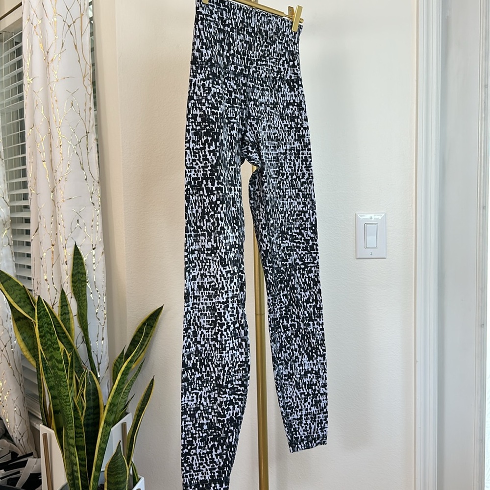 50. Lululemon Align Pant 28"
Urban Block Ice Grey Black - Picture 6 of 10
